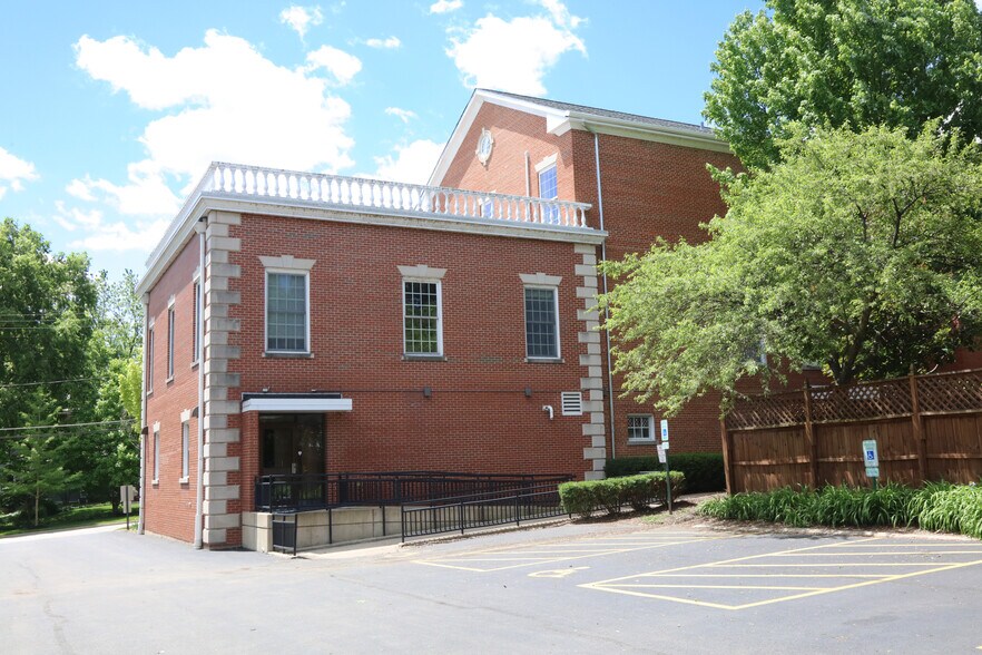More Photos Of 127 S First St, Geneva Office Residential For Lease
