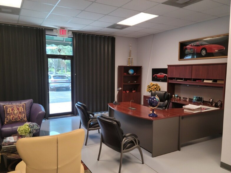More Photos Of 2805 S Horseshoe Dr, Naples Showroom For Lease