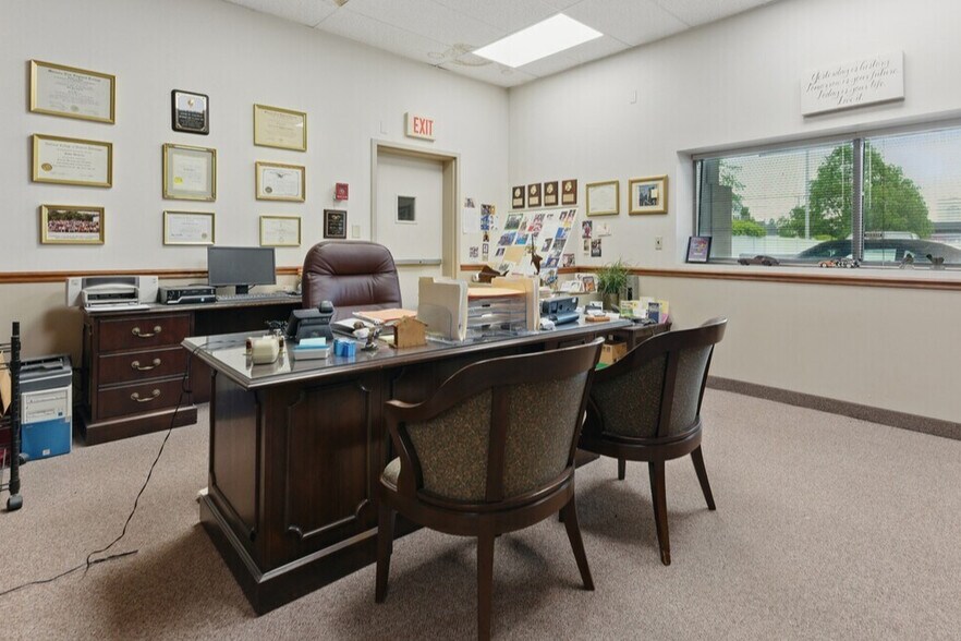 More Photos Of 119 Winsor St, Ludlow Office For Sale