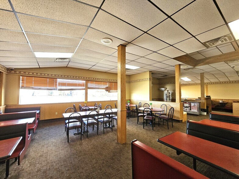 More Photos Of 1902 N Merrill Ave, Glendive Showroom For Sale