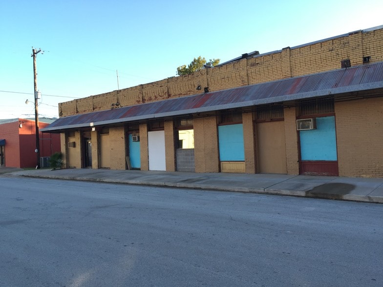 More Photos Of 109 NW 2nd St, Smithville Unknown For Lease