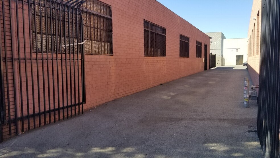 More Photos Of 3019 S Grand Ave, Los Angeles Warehouse For Lease