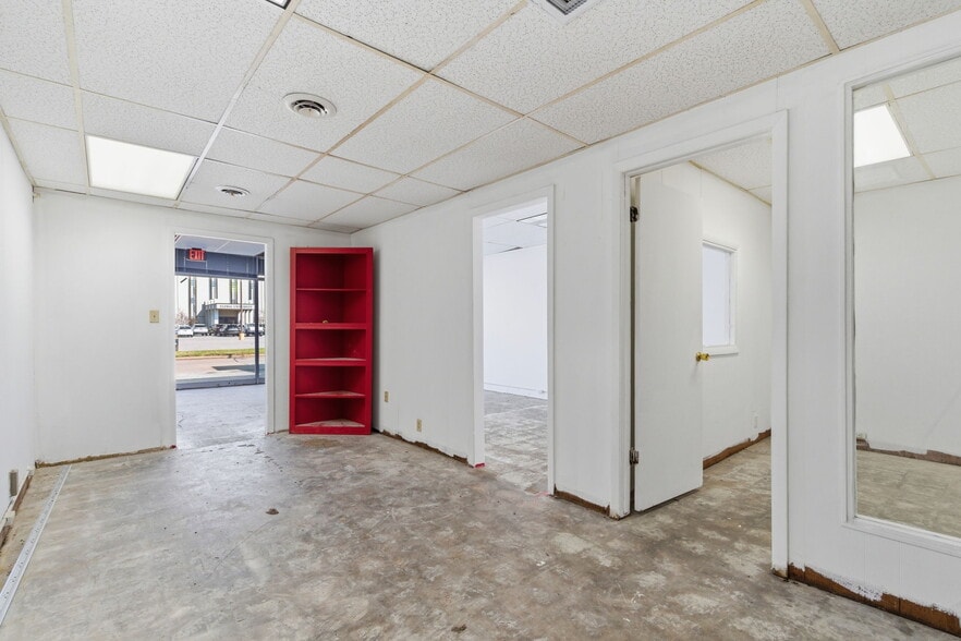 More Photos Of 1718 E Meadowmere St, Springfield General Retail For Lease