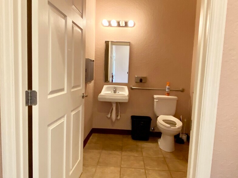 More Photos Of 929 N US Hwy 27/441, Lady Lake Medical For Lease