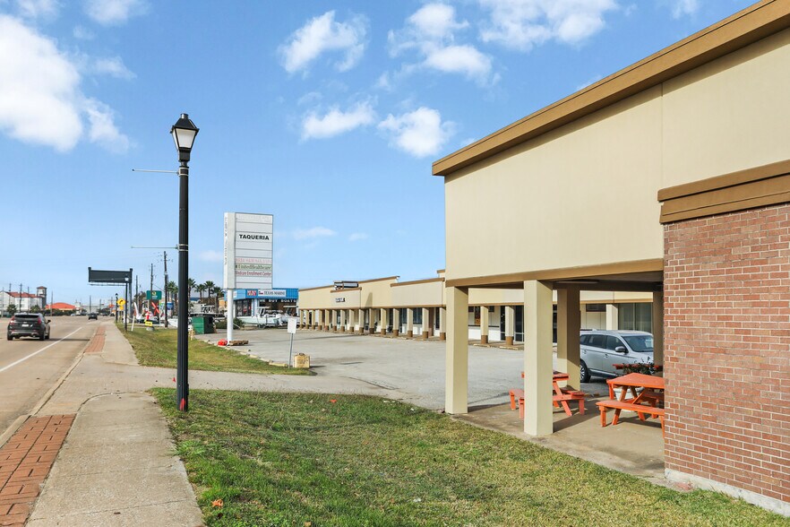 More Photos Of 2622 NASA Rd 1, Seabrook Unknown For Lease