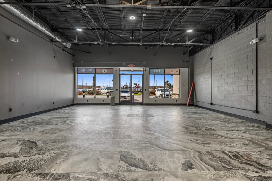 More Photos Of 1520 College Ave, South Houston Storefront For Lease