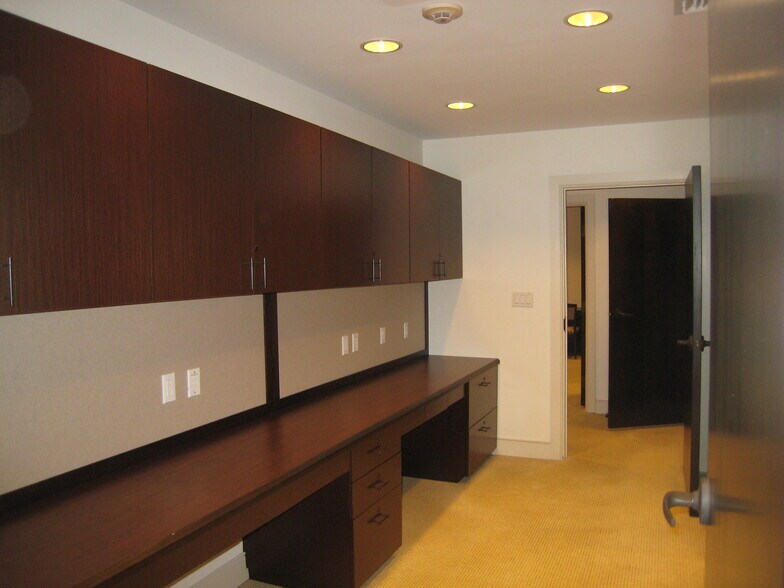 More Photos Of 1680 Michigan Ave, Miami Beach Office For Sale