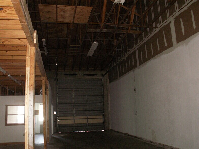More Photos Of 1053 SE Holbrook Ct, Port Saint Lucie Warehouse For Lease