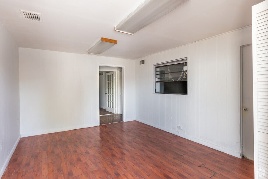 More Photos Of 4751-4797 NW 72nd Ave, Miami Warehouse For Lease