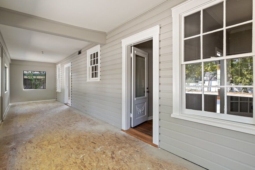 More Photos Of 620 N Main St, Taylor Storefront Retail Office For Sale