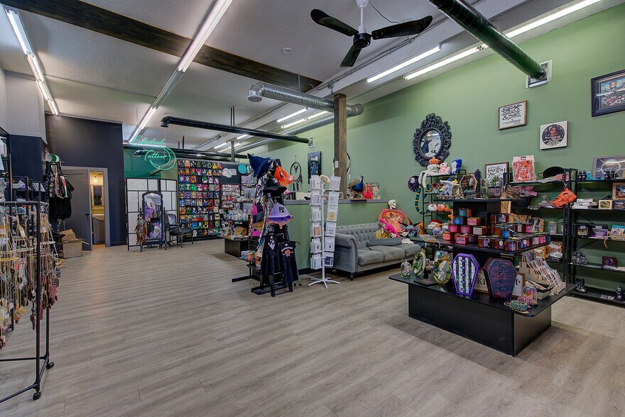 More Photos Of 5020 50 St, Sylvan Lake Storefront For Sale