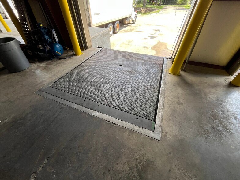 More Photos Of 2400 W Herman St, Pensacola Warehouse For Sale