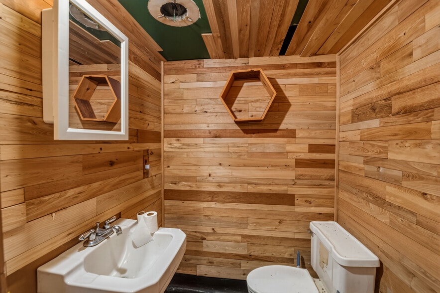 More Photos Of 3450 Mid Valley Dr, De Pere Flex For Sale