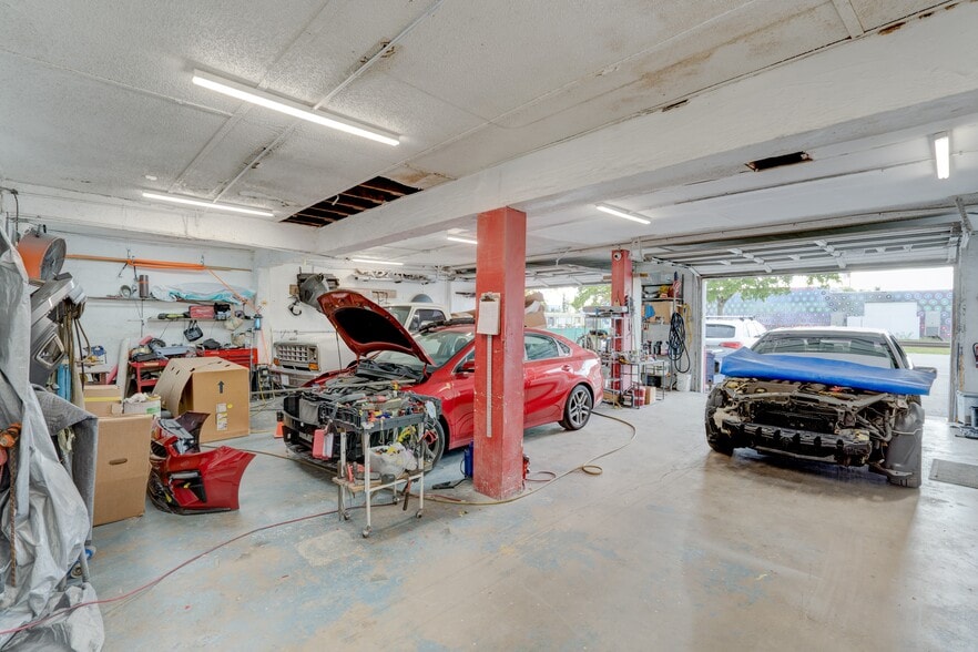 More Photos Of 205 N Dixie Hwy, Hallandale Beach Service For Sale