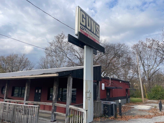 More Photos Of 1012 E Hackberry St, Salem Freestanding For Sale