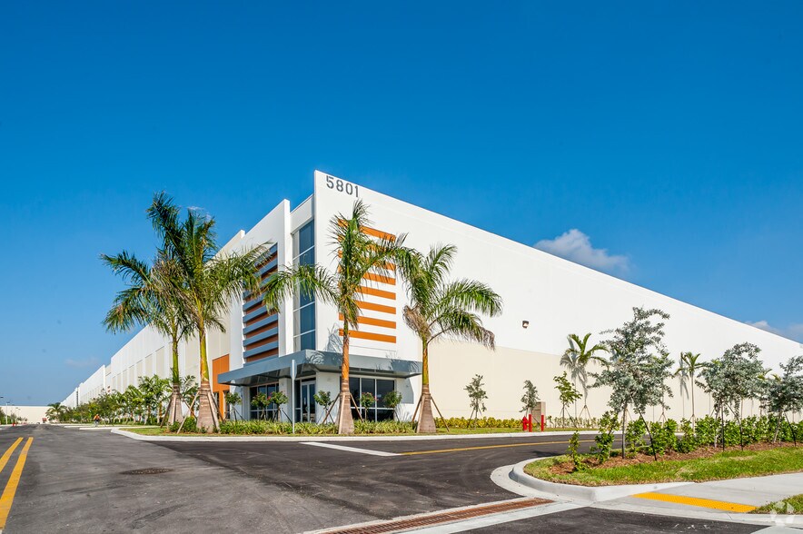 More Photos Of 5801 E 10th Ave, Hialeah Warehouse For Lease