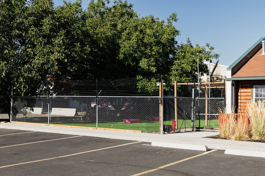 More Photos Of 2502-2514 SW 4th ave, Ontario Veterinarian Kennel For Sale