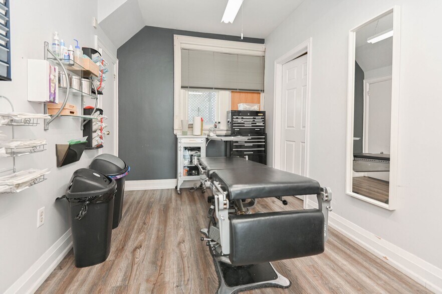 More Photos Of 37 Dundas St W, Mississauga Storefront Retail Residential For Sale