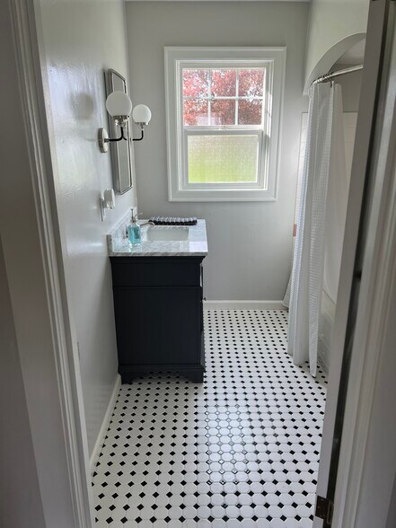 More Photos Of 2494 Roosevelt Blvd, Eugene Flex For Sale