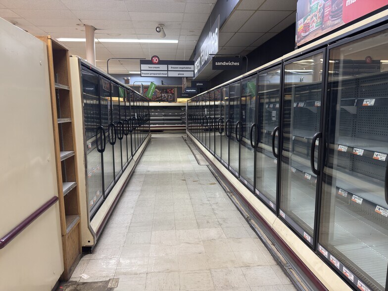 More Photos Of 12030 Park Ln, Wolcott Supermarket For Lease
