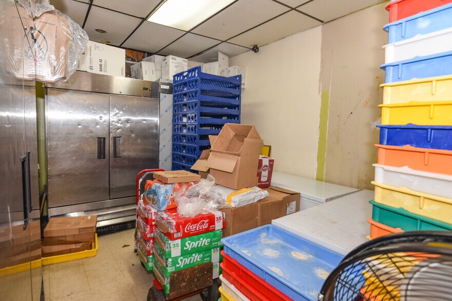 More Photos Of 5900 York Rd, Baltimore Storefront Retail Office For Sale