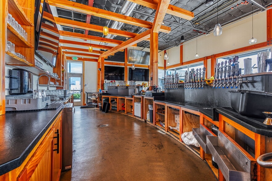 More Photos Of 555 9th St NW, Salem Bar For Lease