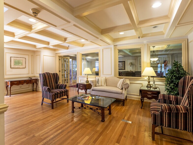 More Photos Of 301 W Roosevelt Rd, Wheaton Office For Lease