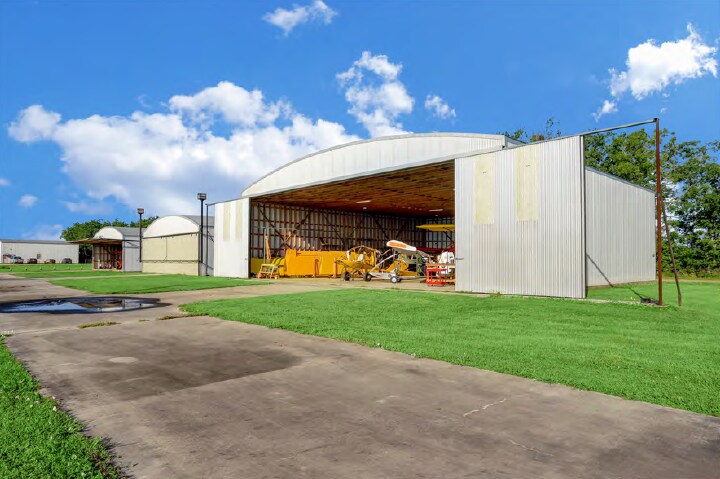 More Photos Of 4695 Gloster Ln, Sealy Airport For Sale