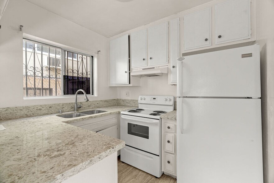More Photos Of 1825 N Gramercy Pl, Los Angeles Apartments For Sale