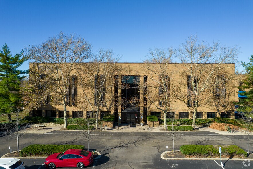 More Photos Of 921 Chatham Ln, Columbus Office For Lease