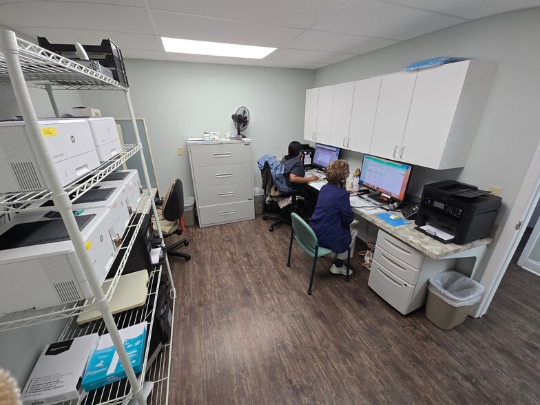 More Photos Of 1095 S Bradford St, Dover Medical For Sale