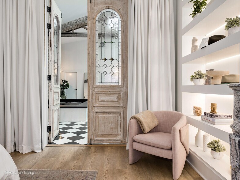 More Photos Of 2733 N Pulaski Rd, Chicago Showroom For Sale