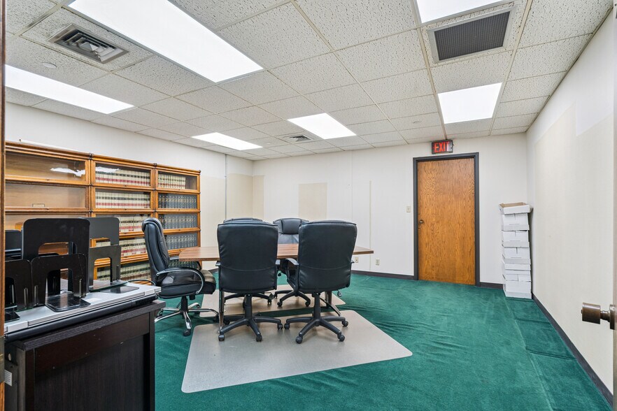 More Photos Of 511 E 5th St, Waterloo Office For Lease