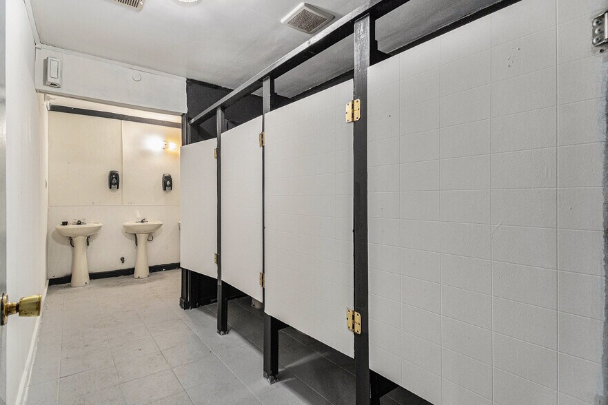 More Photos Of 6500 Railroad Ave, Omaha Restaurant For Sale