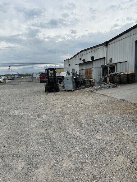 More Photos Of 180 Mount Paran Rd, Jacksboro Distribution For Lease