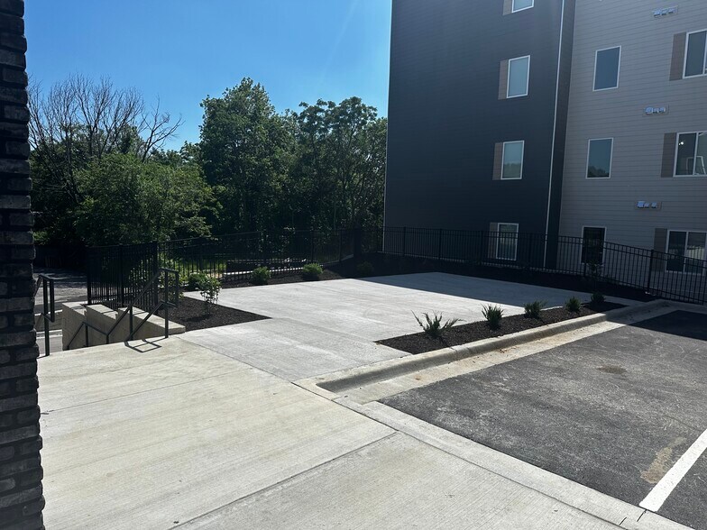 More Photos Of 7510 N Oak Trfy, Gladstone Apartments For Lease
