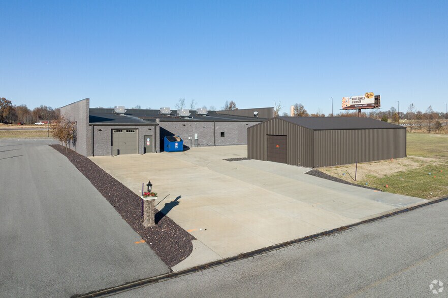 More Photos Of 1208 Donna Dr, Carterville Freestanding For Sale