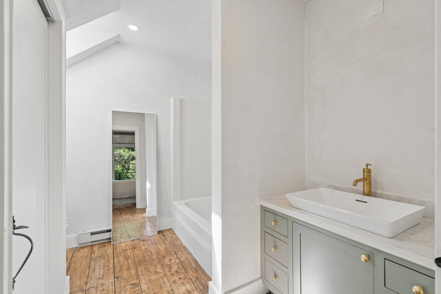 More Photos Of 26 Central St, Woodstock General Retail For Sale