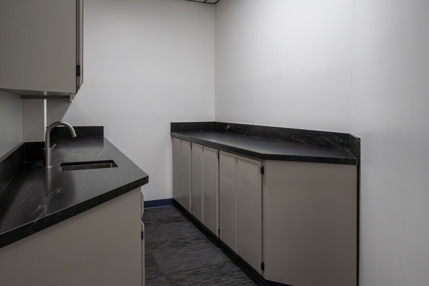 More Photos Of 3434 Truxtun Ave, Bakersfield Office For Lease