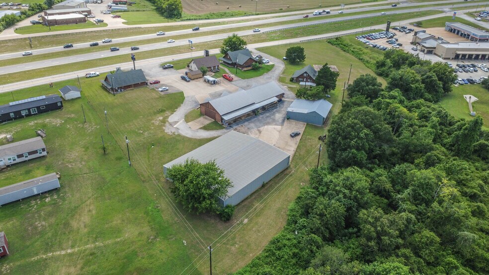 More Photos Of 1608 Highway 290 W, Brenham Showroom For Lease