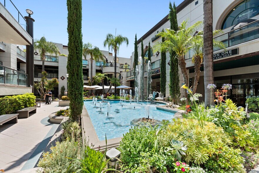 More Photos Of 17150-17200 Ventura Blvd, Encino General Retail For Lease