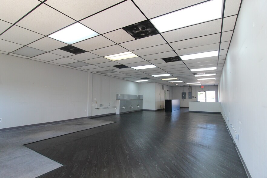 More Photos Of 30958-30960 Ford Rd, Garden City Storefront For Lease