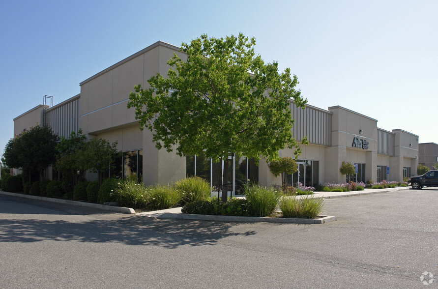 Primary Photo Of 550 W Locust Ave, Fresno Warehouse For Lease