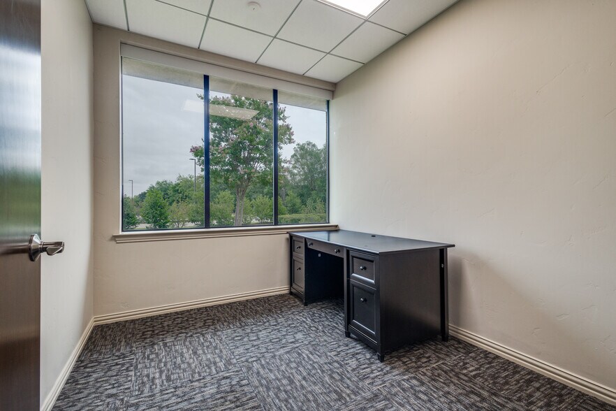 More Photos Of 6200 Stone Hill Farms Pky, Flower Mound Loft Creative Space For Sale