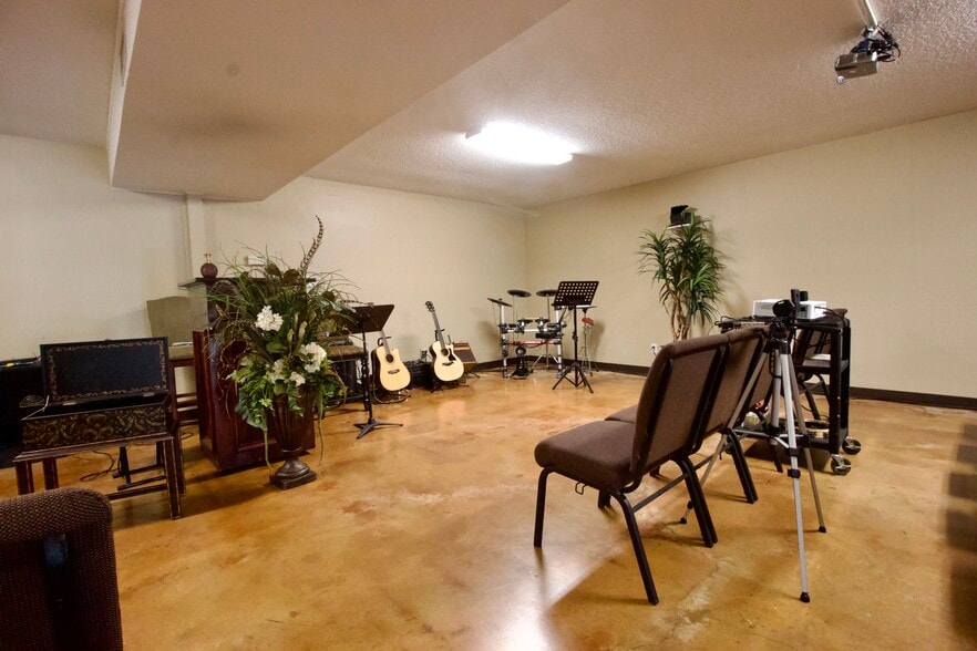 More Photos Of 2320 N Galveston Ave, Pearland Office For Sale