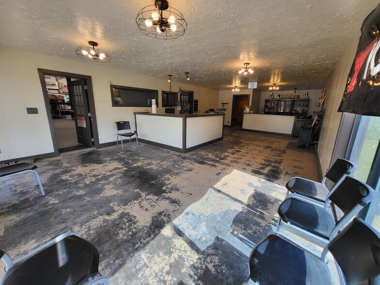 More Photos Of 569 W Valley St, Granby Auto Repair For Lease