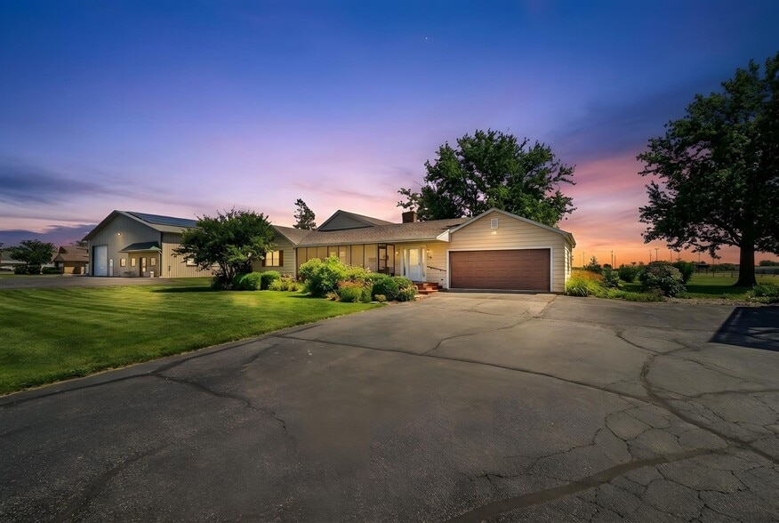 More Photos Of 1126 E State St, Sycamore Storefront Retail Residential For Sale