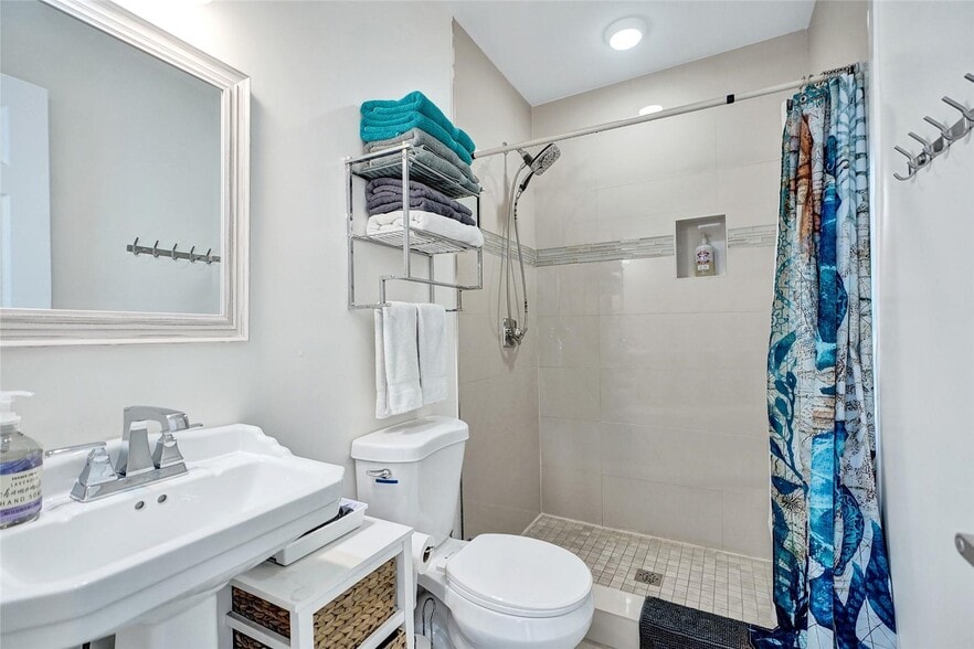 More Photos Of 322 Oklahoma St, Hollywood Multifamily For Sale