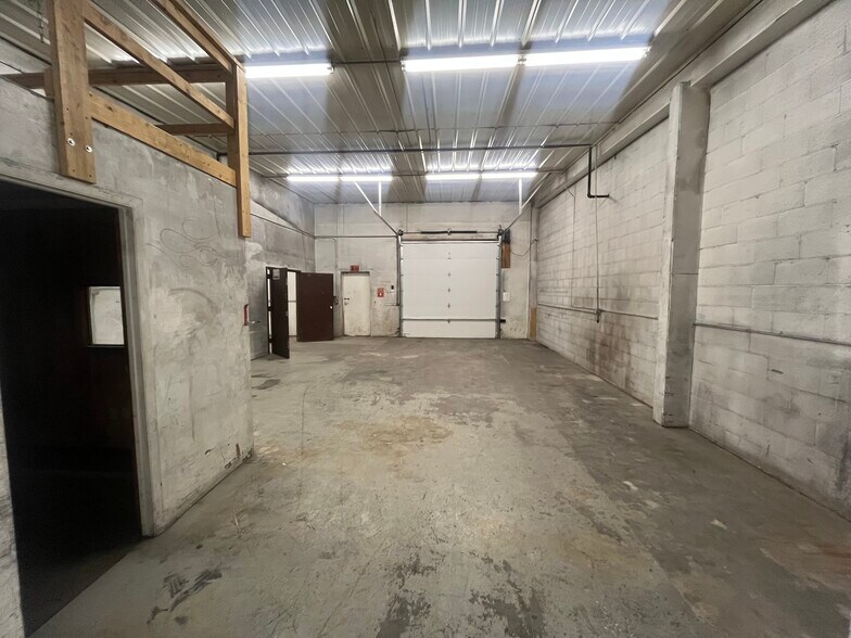 More Photos Of 577 W Coulter Ave, Powell Freestanding For Lease