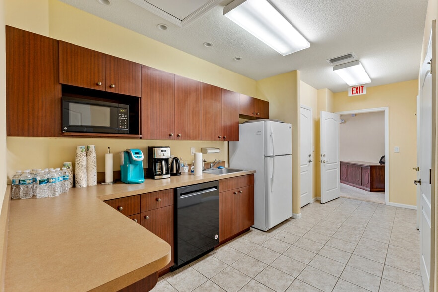 More Photos Of 18540-18544 N Dale Mabry Hwy, Lutz Office For Sale